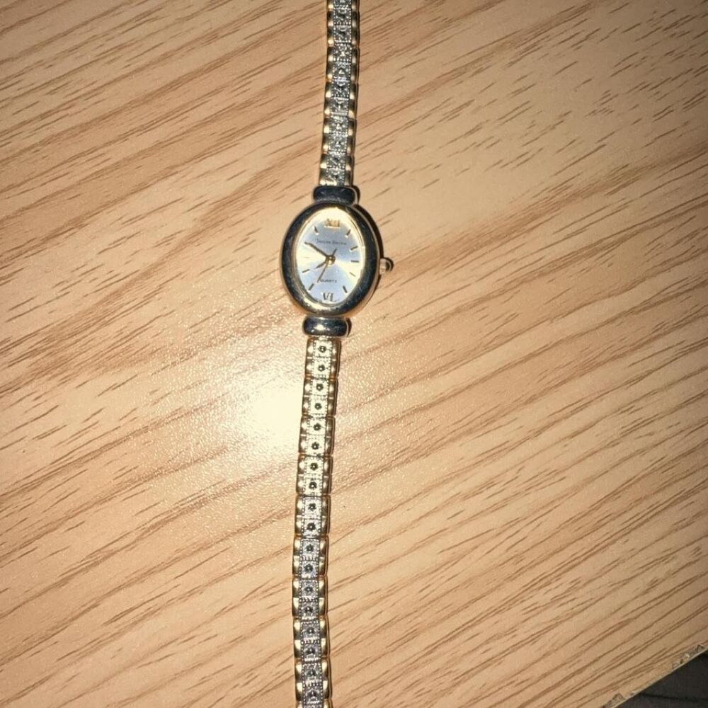 ✨ Jaclyn Smith Ladies Gold Tone Quartz Watch (Not Working) - Picture 2 of 3
